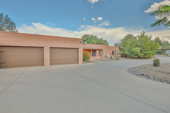 Foto del edificio - HUGE PROPERTY W/ POOL AND HORSE FACILITY W...