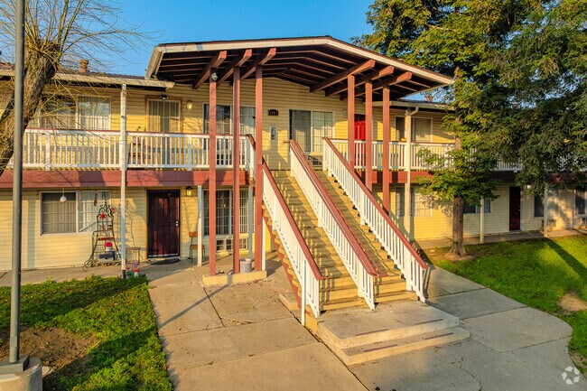 Alternar - Courtyard Village