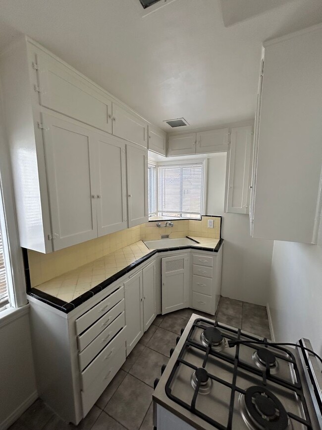 Building Photo - R10-005-MF