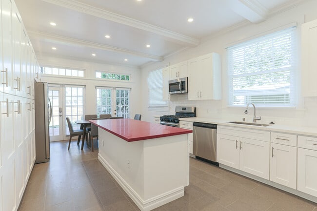 Building Photo - 2142 Portland St