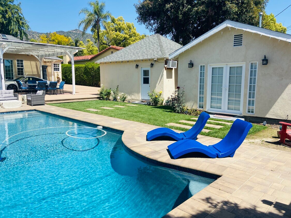 Furnished studio with pool view . - 1108 Olmsted Dr