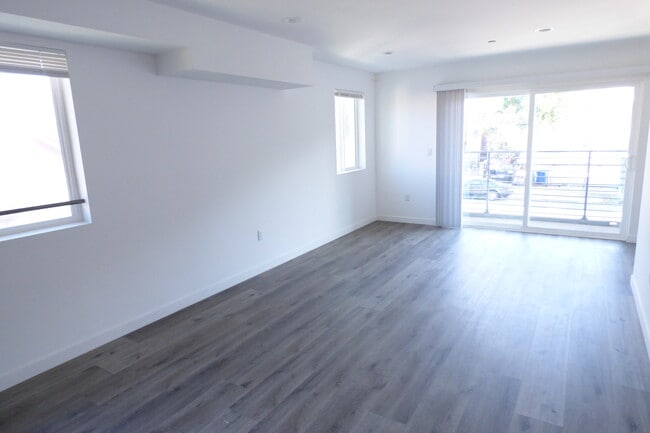 Building Photo - 1119 N Berendo St