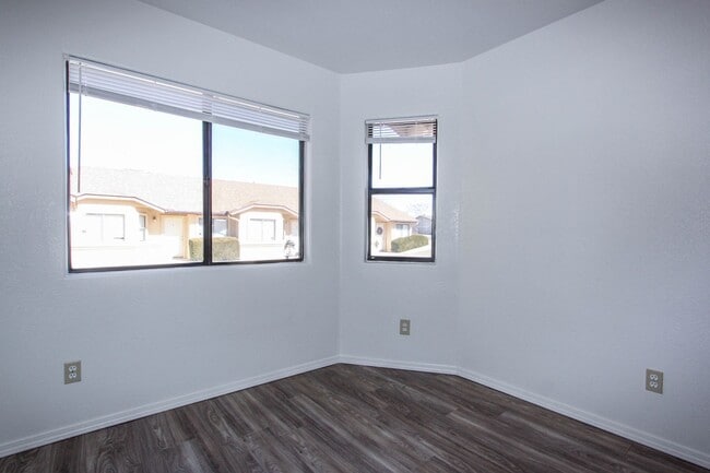 Building Photo - 8448 E Lakeshore Dr