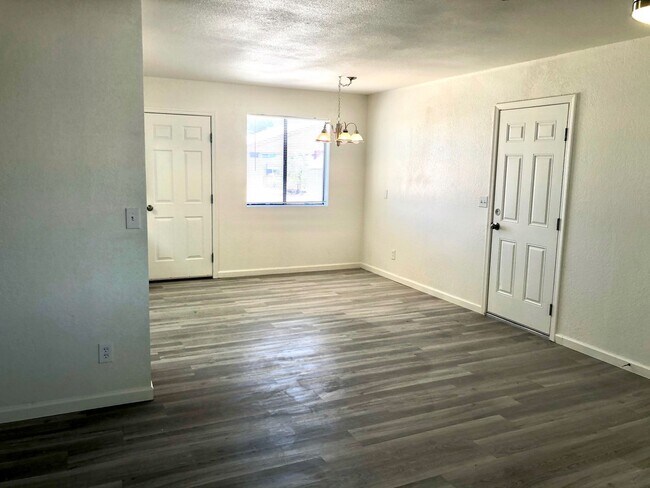 Foto del edificio - Cute 3 Bedroom Home near Hualapai Mt. School.