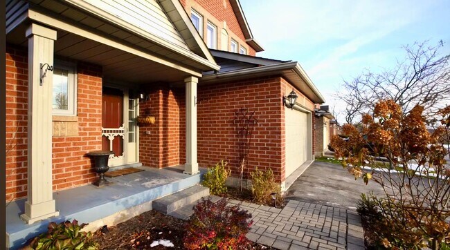Building Photo - 1150 Skyview Dr