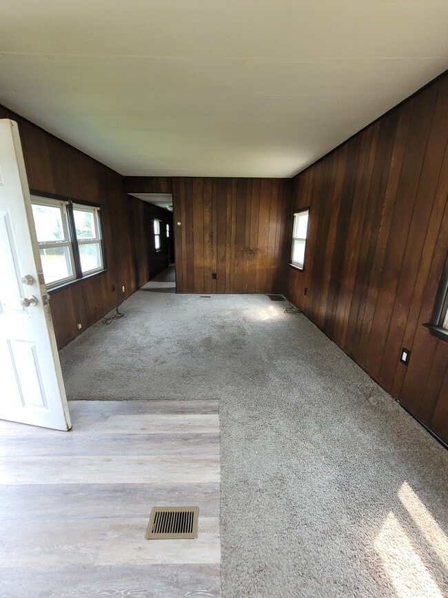 Building Photo - 1100 Pines Rd