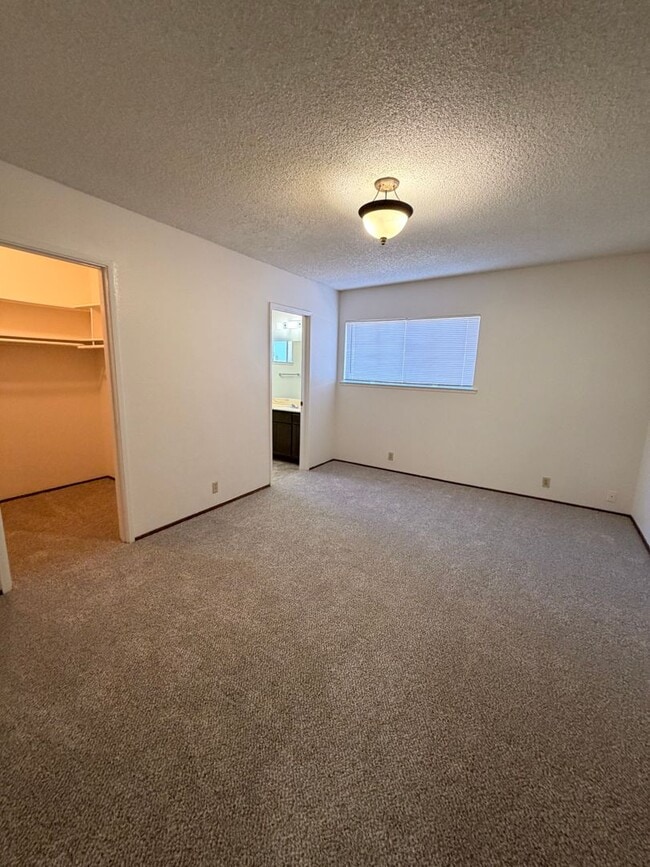 Building Photo - 6015/ 6013 Woodminster Cir