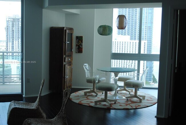 Foto del edificio - 350 S Miami Ave