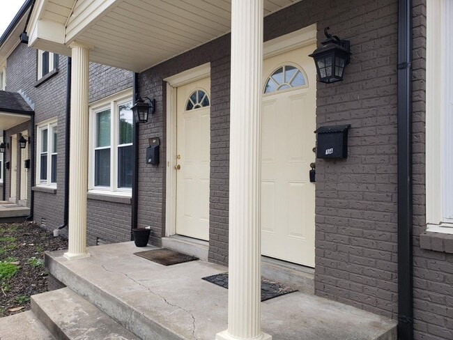 Foto del edificio - Walk to APSU!! 2 Bed/1.5 Bath! No carpet o...