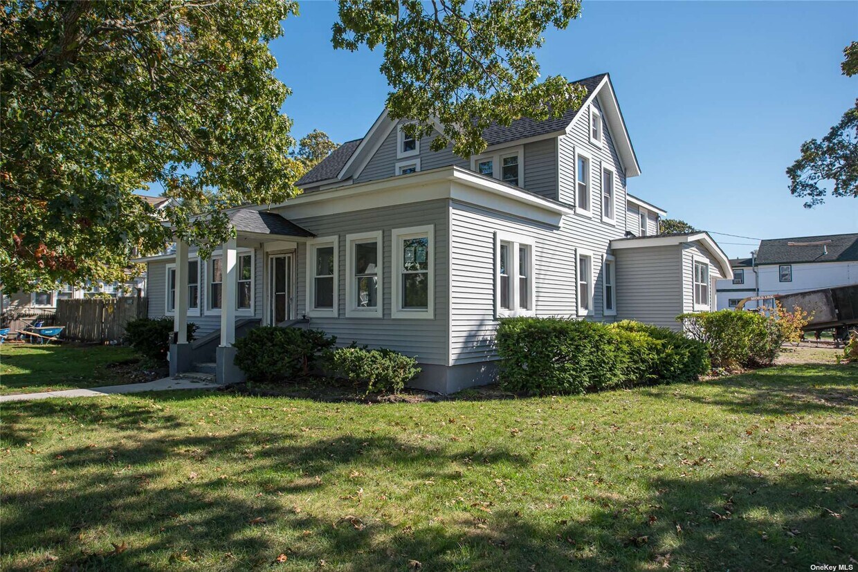 76 Amity St Unit 3, Patchogue, NY 11772 Room for Rent in Patchogue