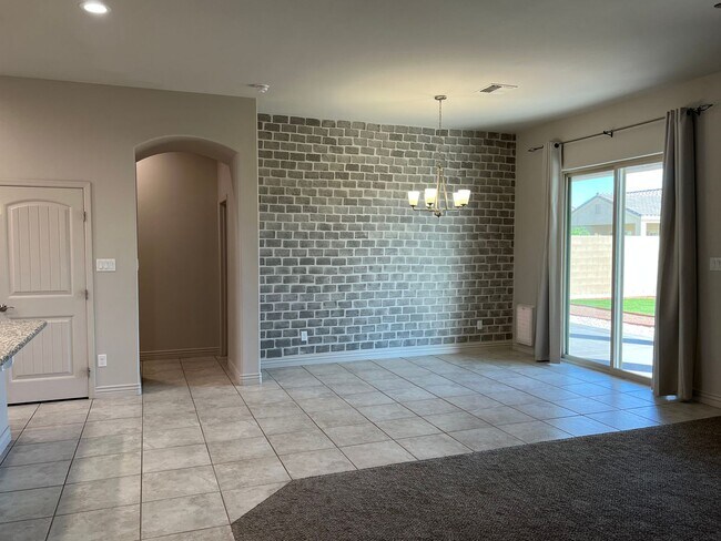 Foto del edificio - 4 BEDROOM HOME!