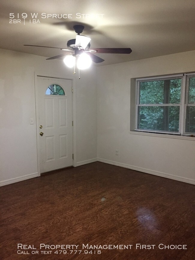 Building Photo - 2 Bedroom 1 Bath For Rent Fayetteville
