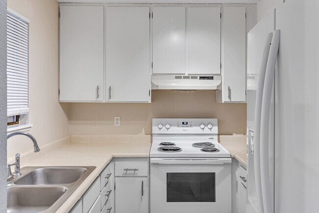 Building Photo - Cozy 2-Bed, 2-Bath Single-Family Home in G...