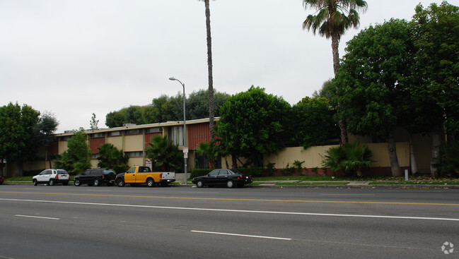 Building Photo - Roscoe Lanai in CANOGA PARK