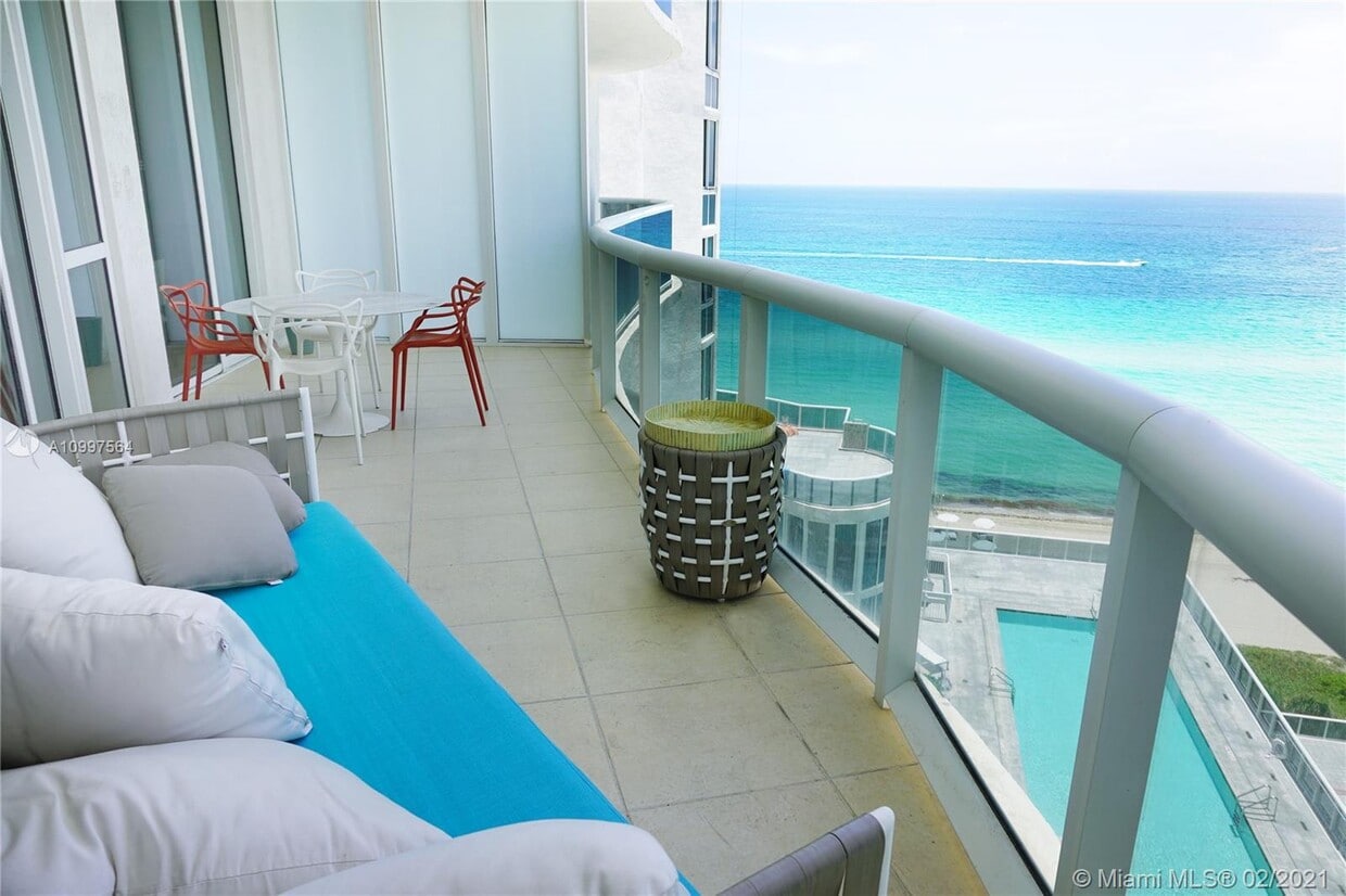 Foto principal - 16001 Collins Ave