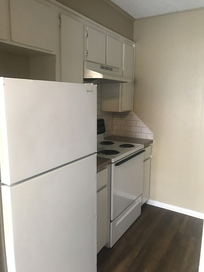 Foto del edificio - 2BR-1BA duplex