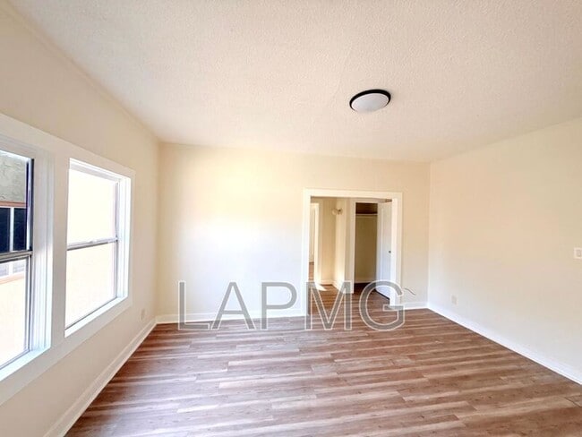 Building Photo - 1614 N Kenmore Ave