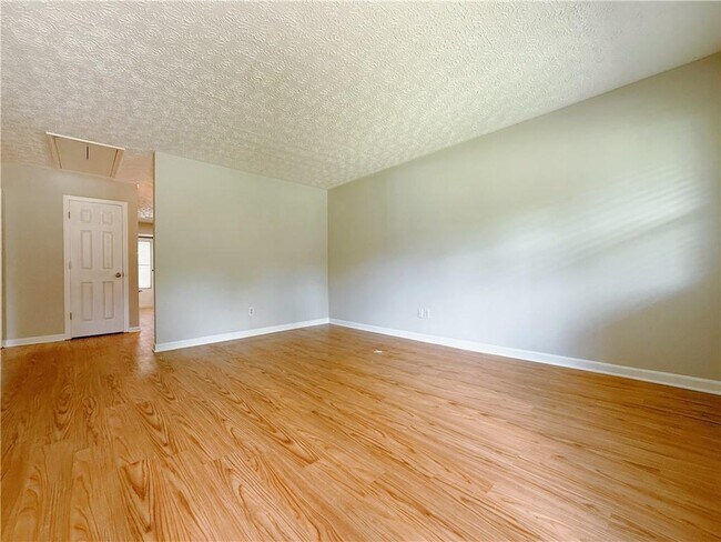 Building Photo - 137 Kimberly Way SW