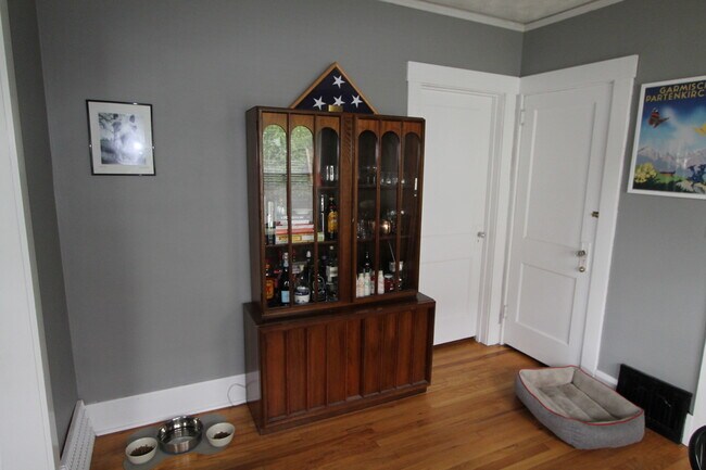 Foto del edificio - Beautiful 2-bedroom Charmer in Aksarben