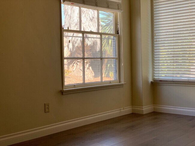 Foto del edificio - Cozy 1 bedroom cottage beach close with a yard, off street parking and a garage. Pets allowed