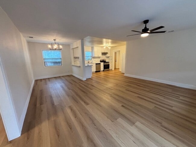 Building Photo - Beautiful newly renovated home