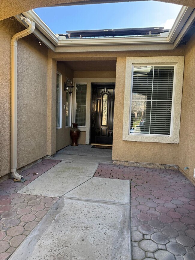 Foto del edificio - Spacious 4 bed 2 Bath in Desirable NW Bakersfield