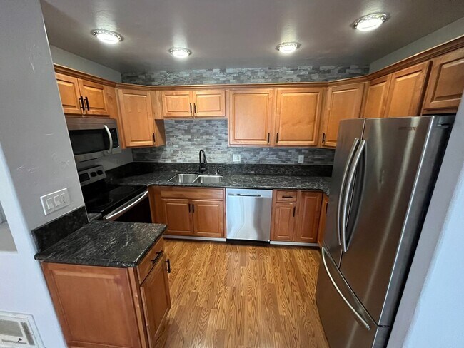 Foto del edificio - Cozy 1 Bedroom Condo with Walk-In Closet &...