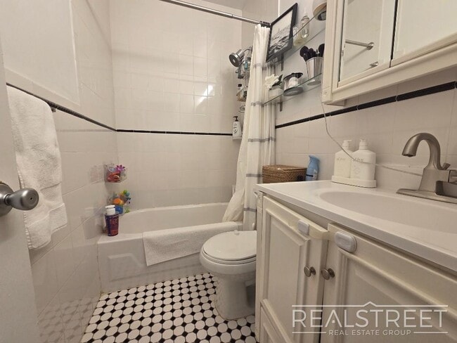 Building Photo - Magnificent 2BR in north Park Slope