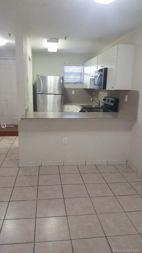 Foto del edificio - 8027 NW 8th St