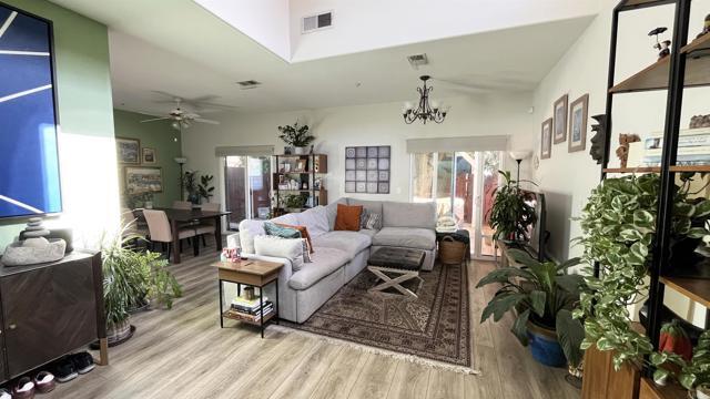 Foto del edificio - 9300 Burnet Ave
