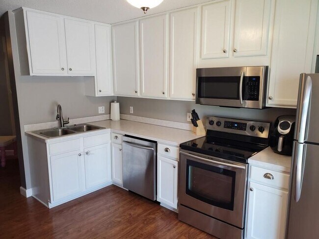 Building Photo - Charming 2 bedroom townhouse in ideal loca...