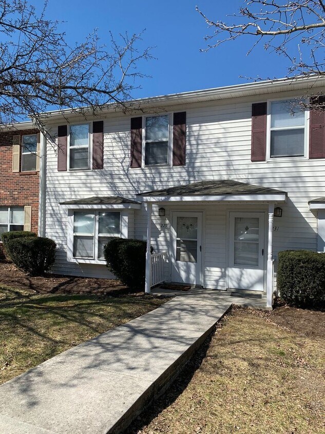 Primary Photo - 4 Bedroom 2.5 Bath Townhouse