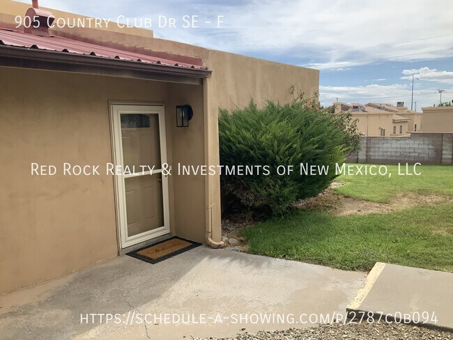 Building Photo - 905 Country Club Dr SE