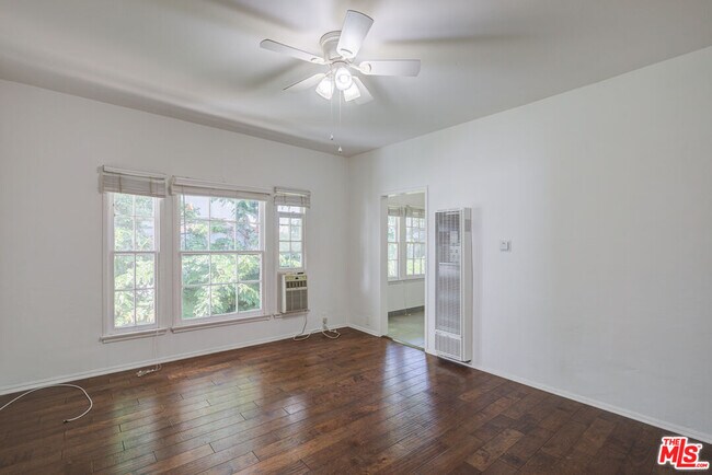 Foto del edificio - 965 N Doheny Dr