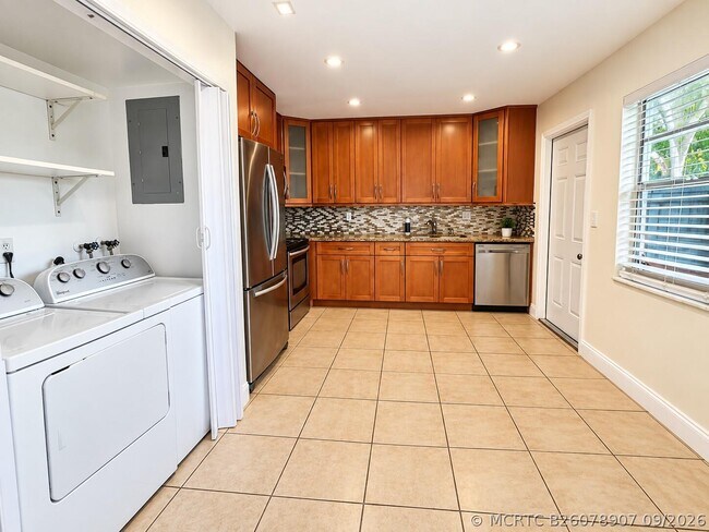 Foto del edificio - 7385 W Sunrise Blvd