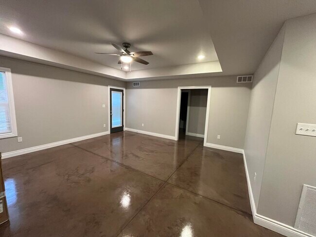 Building Photo - 4405 SE Oak Bend Dr