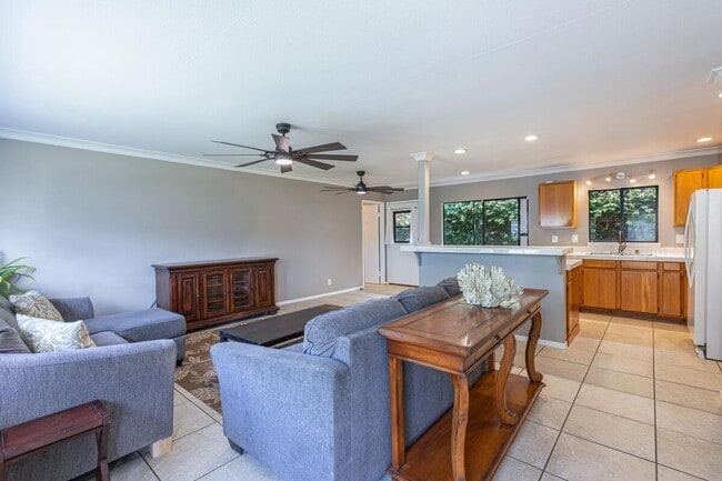 Building Photo - 2 bedroom, 1 bath duplex with small back yard, carport space