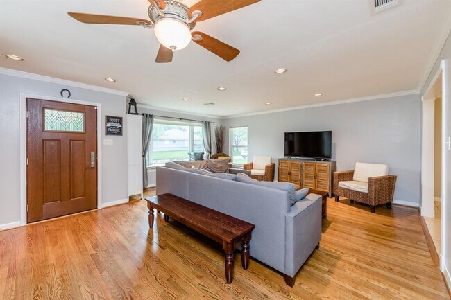 Foto del edificio - 8323 Lorrie Dr