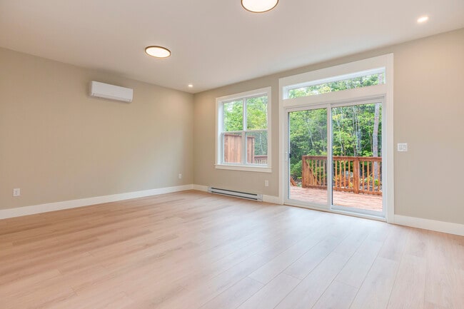 Building Photo - 72 Colonial Cres