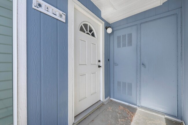 Building Photo - 74647 Azurite Cir E