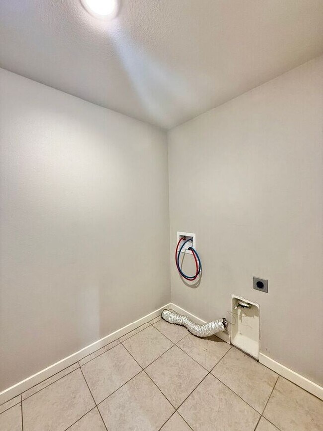 Foto del edificio - Coming Soon: Charming 1-Story 4 Bedroom Home with Modern Comforts!