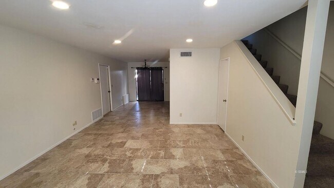 Building Photo - Place 616 W Graaf Ave