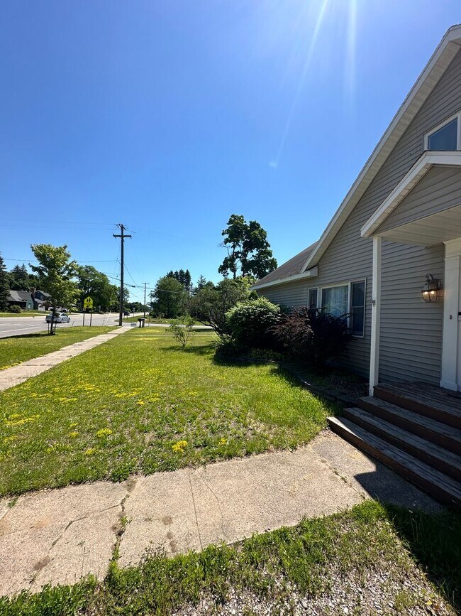 Building Photo - Spacious Home in Gaylord