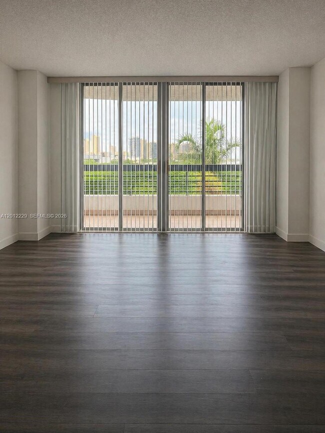 Foto del edificio - 3400 NE 192 St