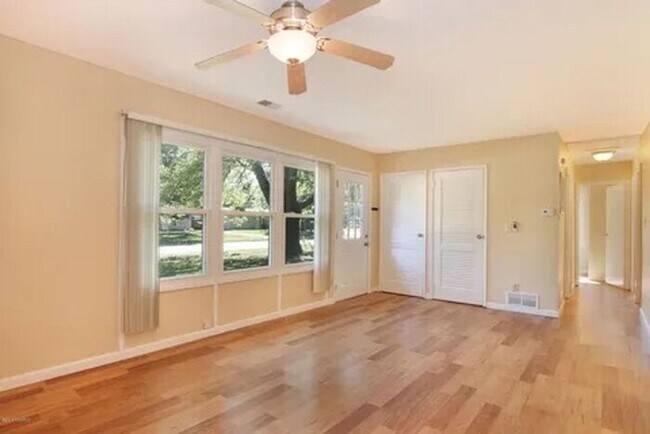 Foto del edificio - Charming, remodeled 3-Bed/1-Bath Parchment ranch style home with enclosed yard and garage