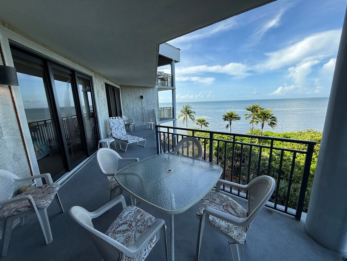 Private and quiet balcony - 1800 Atlantic Blvd