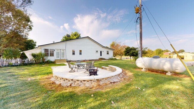 Building Photo - Country living in South Central! 3 bed/3 baths and large garage