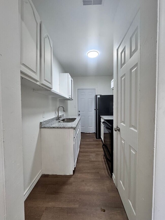 Foto del edificio - ONE BEDROOM APT WITH WATER PAID