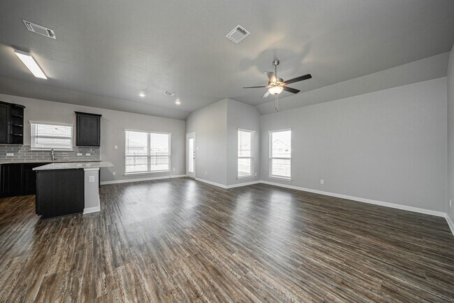 Foto del edificio - Live, love, and grow in this charming home!