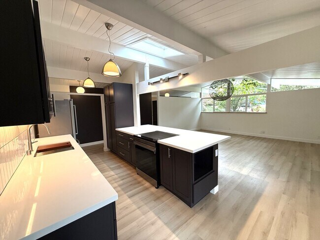 Foto del edificio - BEAUTIFUL UPDATED FOUR BEDROOM / TWO BATH ...